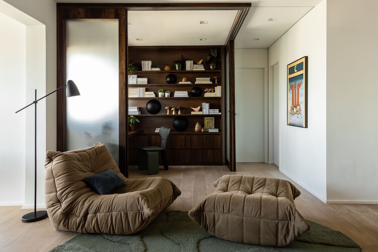 Lar André / StudioVA Arquitetos - Fotografia de Interiores, Madeira, Prateleira, Iluminação, Sofá, Cadeira