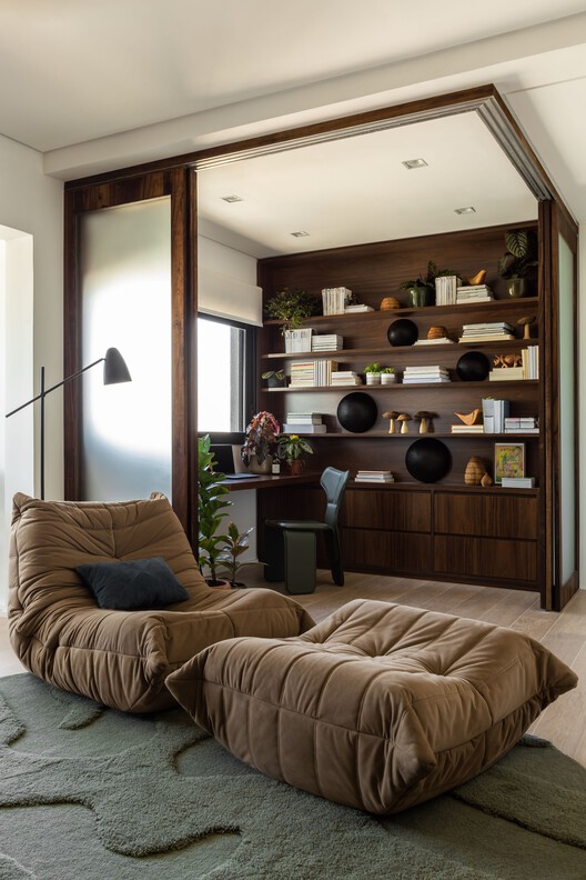 Lar André / StudioVA Arquitetos - Fotografia de Interiores, Sala de Estar, Sofá, Madeira, Prateleira, Iluminação