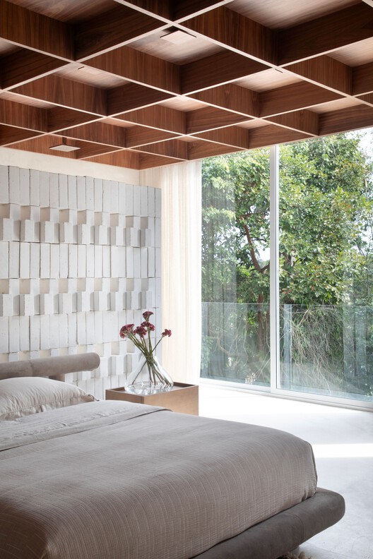Casa Perene / Studio Guilherme Garcia - Fotografía interior, Dormitorio, Madera, Camas, Iluminación