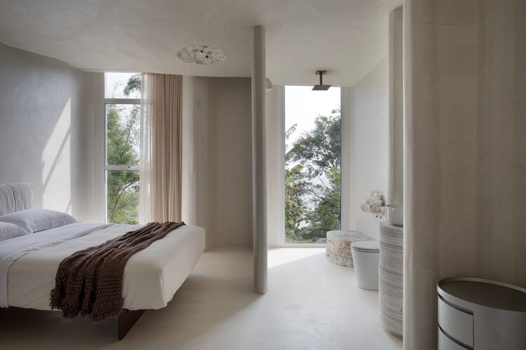 Casa Perene / Studio Guilherme Garcia - Fotografía interior, Dormitorio, Camas, Sillas