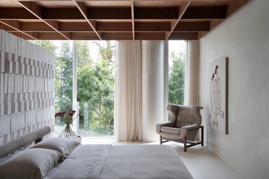 Casa Perene / Studio Guilherme Garcia - Fotografía interior, Madera, Iluminación, Mesas, Estanterías, Dormitorio, Camas, Sillas