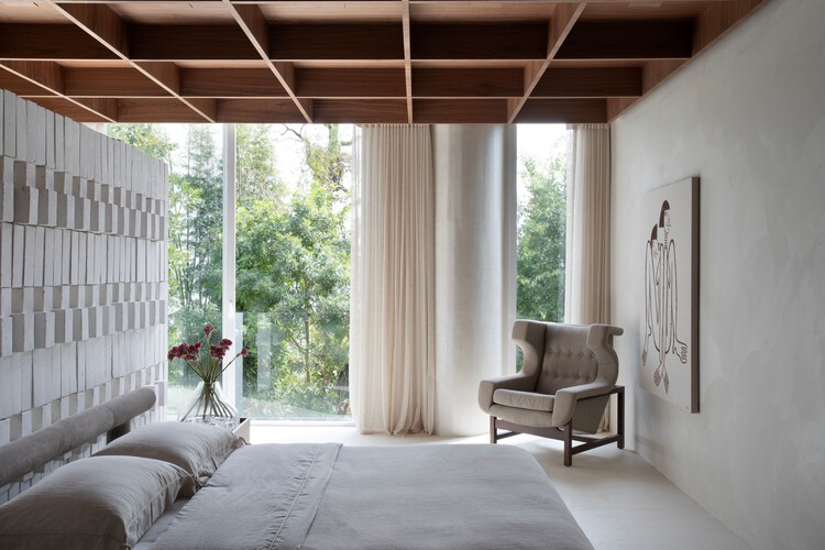 Casa Perene / Studio Guilherme Garcia - Fotografía interior, Madera, Iluminación, Mesas, Estanterías, Dormitorio, Camas, Sillas