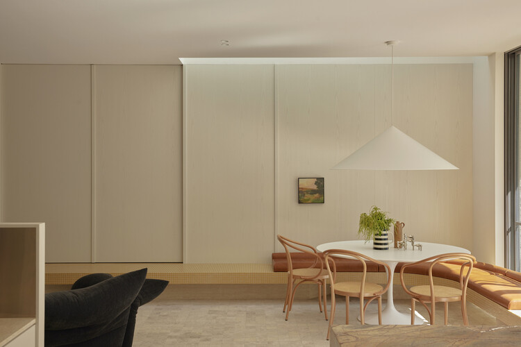 马尔文住宅 / Studio Ceravolo - 室内图, 餐厅, 木头, 灯, 椅子