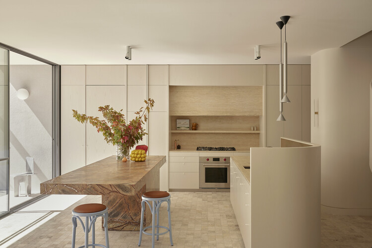 马尔文住宅 / Studio Ceravolo - 室内图, 厨房, 木头, 台面, 灯, 桌子, 椅子