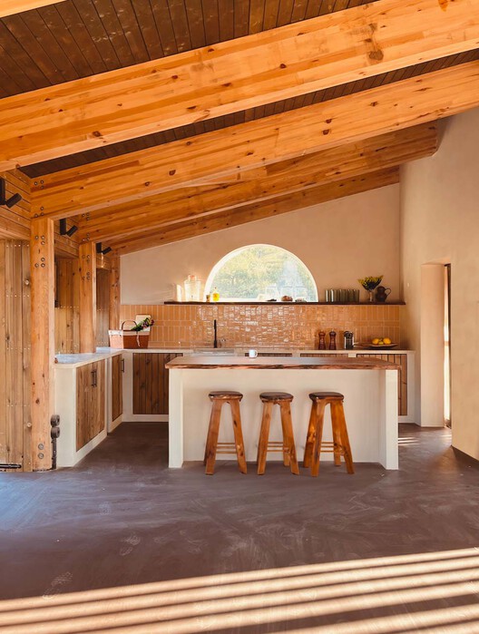 Quinta na Serra / A+Architecture Studio - Fotografia de Interiores, Cozinha, Madeira, Iluminação, Bancada, Viga