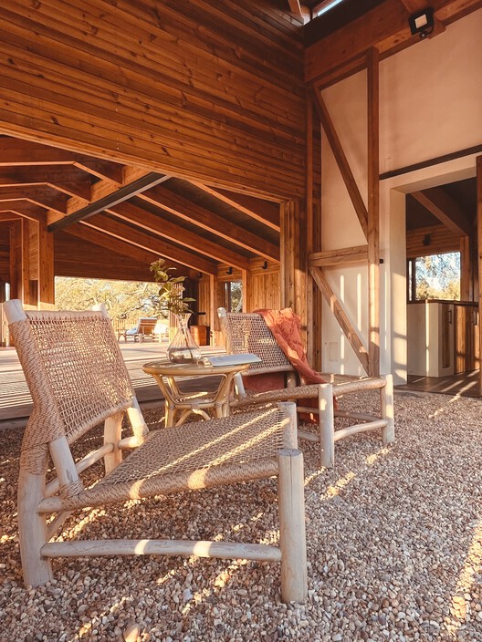 Quinta na Serra / A+Architecture Studio Quinta na Serra / A+Architecture Studio - Fotografia de Interiores, Madeira, Viga, Cadeira, Terraço