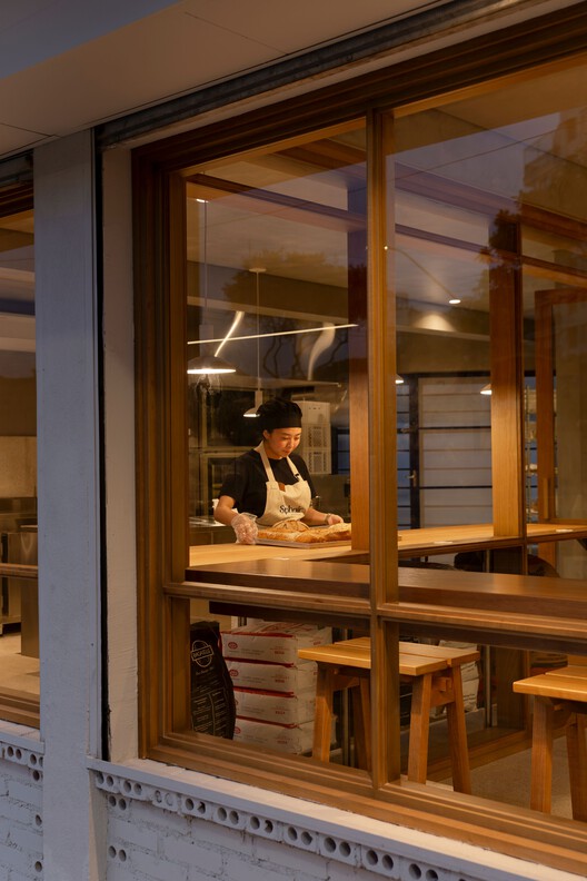 Taller de pan Sphair / Kenji Okabaiasse + Helio Dorta - Fotografía interior, Madera, Vidrio