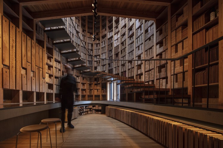 Descubriendo interiores de showrooms: el arte de exhibir materiales, muebles y objetos de diseño - Imagen 6 de 43