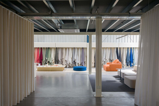 Descubriendo interiores de showrooms: el arte de exhibir materiales, muebles y objetos de diseño - Imagen 9 de 43