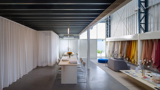 Descubriendo interiores de showrooms: el arte de exhibir materiales, muebles y objetos de diseño - Imagen 8 de 43