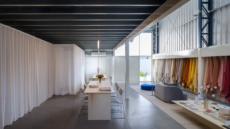 Descubriendo interiores de showrooms: el arte de exhibir materiales, muebles y objetos de diseño - Imagen 8 de 43