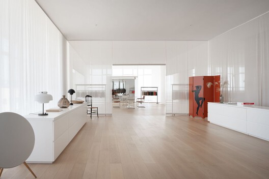 Descubriendo interiores de showrooms: el arte de exhibir materiales, muebles y objetos de diseño - Imagen 12 de 43