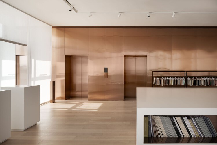 Descubriendo interiores de showrooms: el arte de exhibir materiales, muebles y objetos de diseño - Imagen 13 de 43