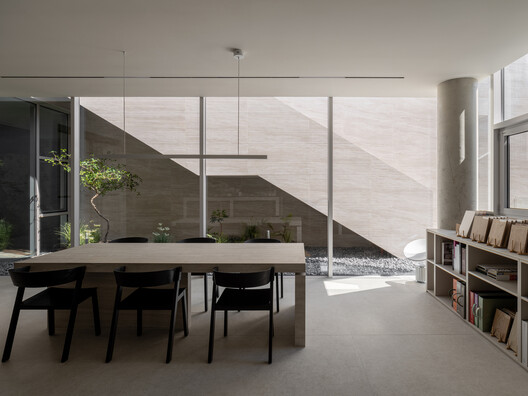 Descubriendo interiores de showrooms: el arte de exhibir materiales, muebles y objetos de diseño - Imagen 26 de 43