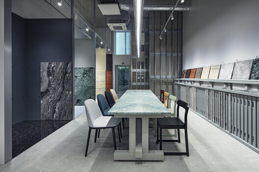 Descubriendo interiores de showrooms: el arte de exhibir materiales, muebles y objetos de diseño - Imagen 20 de 43
