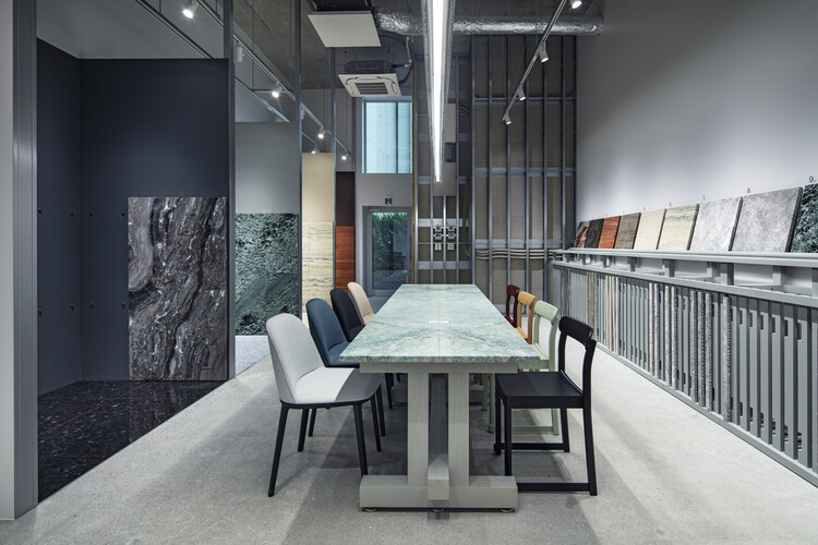 Descubriendo interiores de showrooms: el arte de exhibir materiales, muebles y objetos de diseño - Imagen 20 de 43