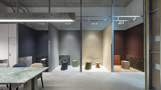 Descubriendo interiores de showrooms: el arte de exhibir materiales, muebles y objetos de diseño - Imagen 21 de 43