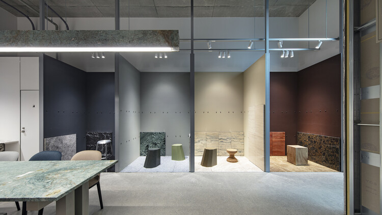 Descubriendo interiores de showrooms: el arte de exhibir materiales, muebles y objetos de diseño - Imagen 21 de 43