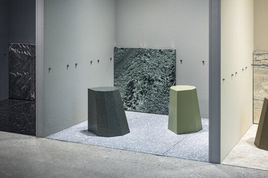 Descubriendo interiores de showrooms: el arte de exhibir materiales, muebles y objetos de diseño - Imagen 22 de 43