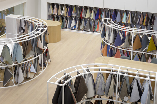 Descubriendo interiores de showrooms: el arte de exhibir materiales, muebles y objetos de diseño - Imagen 11 de 43