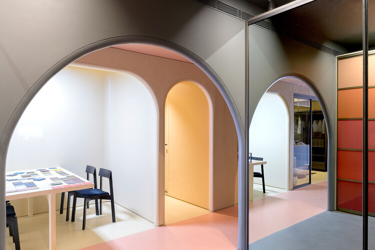 Descubriendo interiores de showrooms: el arte de exhibir materiales, muebles y objetos de diseño - Imagen 41 de 43