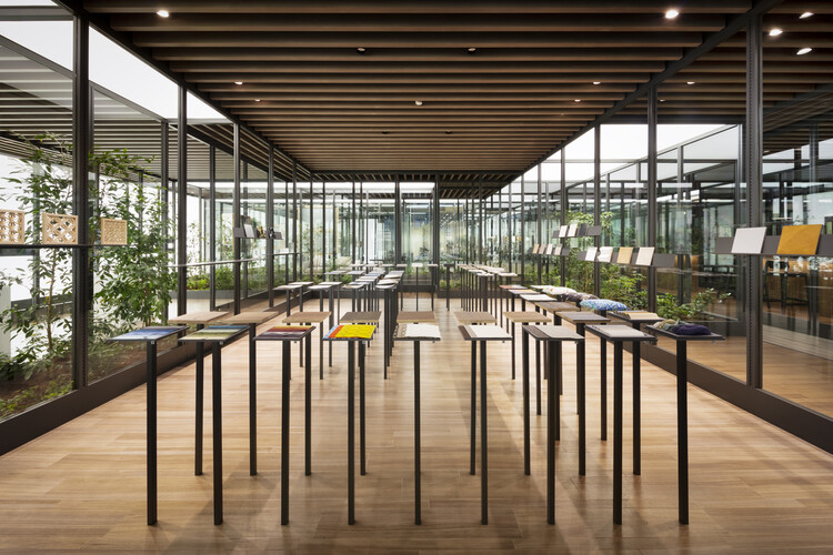 Descubriendo interiores de showrooms: el arte de exhibir materiales, muebles y objetos de diseño - Imagen 2 de 43