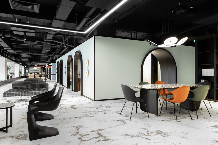 Descubriendo interiores de showrooms: el arte de exhibir materiales, muebles y objetos de diseño - Imagen 34 de 43
