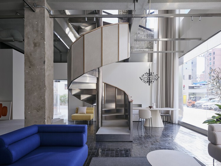 Descubriendo interiores de showrooms: el arte de exhibir materiales, muebles y objetos de diseño - Imagen 4 de 43