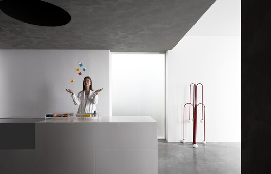 Descubriendo interiores de showrooms: el arte de exhibir materiales, muebles y objetos de diseño - Imagen 16 de 43