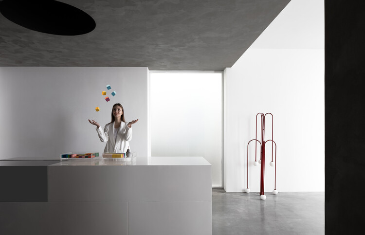 Descubriendo interiores de showrooms: el arte de exhibir materiales, muebles y objetos de diseño - Imagen 16 de 43