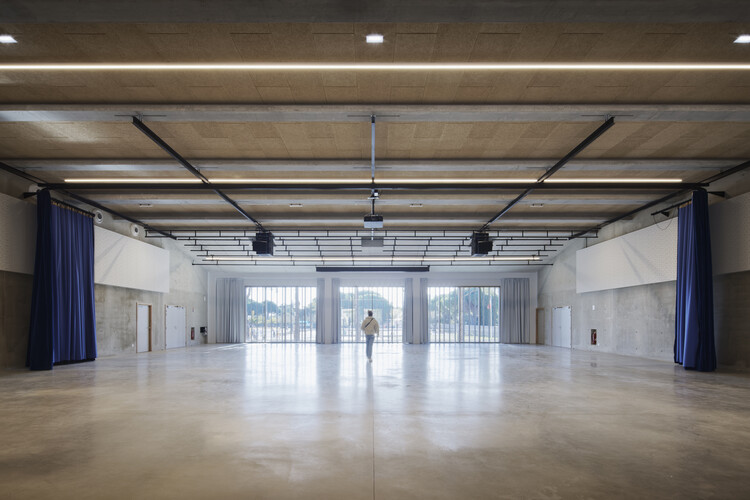 Espaço de Eventos L’Agora e Biblioteca Multimídia Ernest Hemingway / Ateliers A+ - Imagem 4 de 25