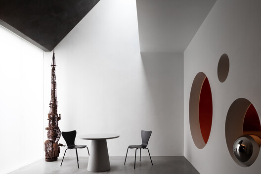 Descubriendo interiores de showrooms: el arte de exhibir materiales, muebles y objetos de diseño - Imagen 14 de 43