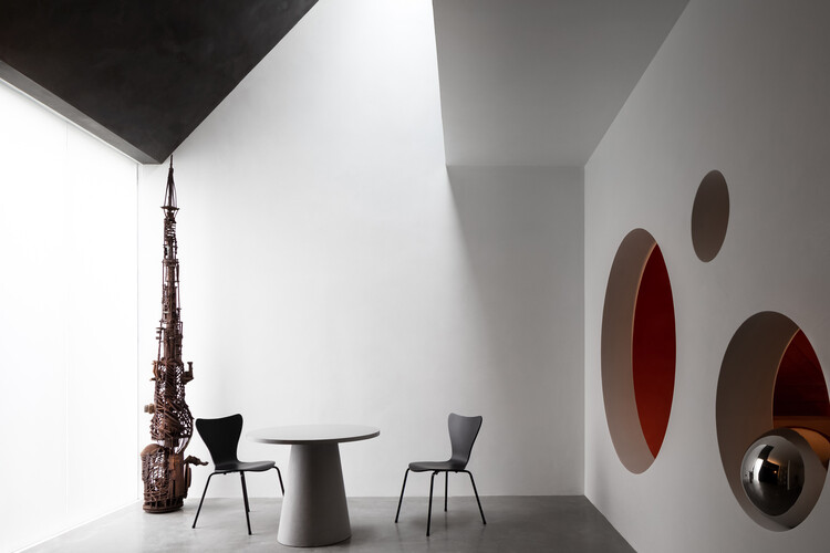 Descubriendo interiores de showrooms: el arte de exhibir materiales, muebles y objetos de diseño - Imagen 14 de 43