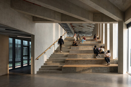 Edifício Yijia da Universidade de Tongji / TJAD Atelier L+ - Fotografia de Interiores, Escada, Madeira