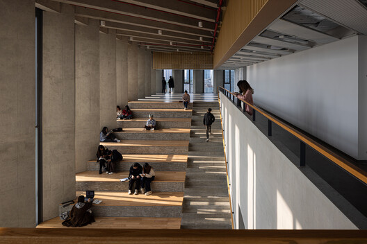 Edifício Yijia da Universidade de Tongji / TJAD Atelier L+ - Fotografia de Interiores, Escada, Madeira