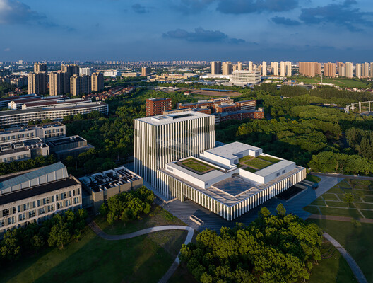 Edifício Yijia da Universidade de Tongji / TJAD Atelier L+ - Fotografia de Exterior