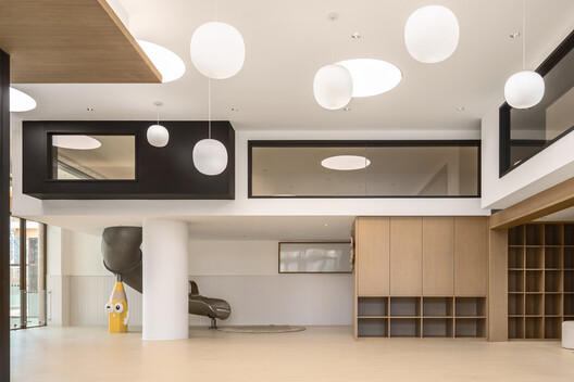 四川天府新区麓湖幼儿园（北区） / 天仝建筑 - 室内图, 木头, 灯