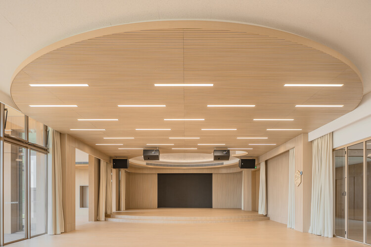 四川天府新区麓湖幼儿园（北区） / 天仝建筑 - 室内图, 木头, 灯