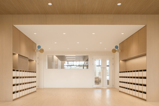 四川天府新区麓湖幼儿园（北区） / 天仝建筑 - 室内图, 木头, 隔断, 玻璃