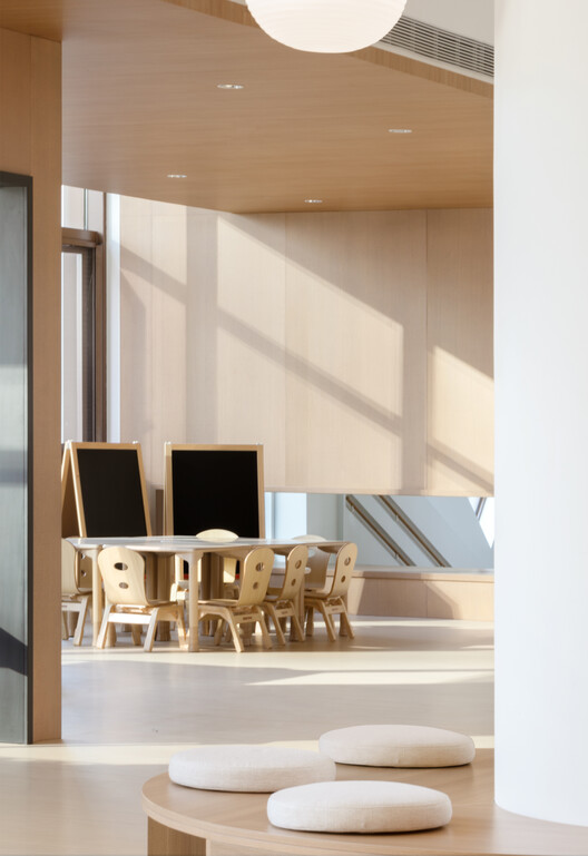 四川天府新区麓湖幼儿园（北区） / 天仝建筑 - 室内图, 木头, 灯, 椅子