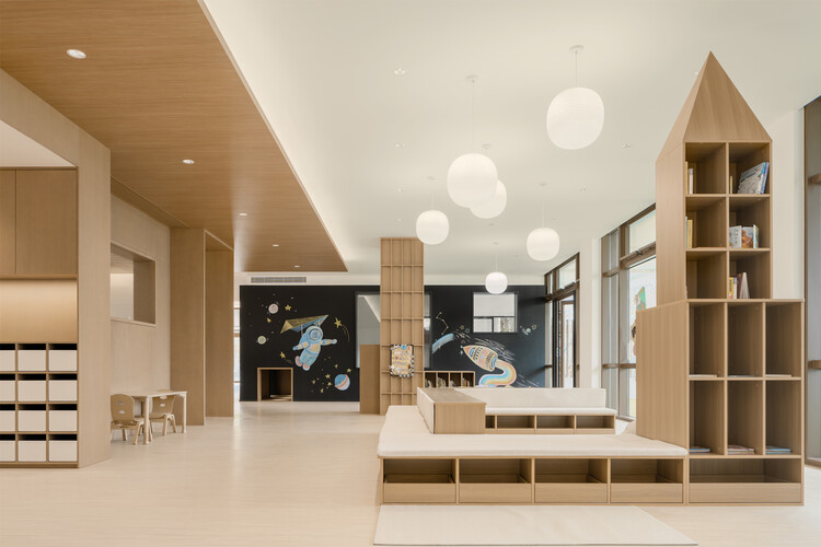 四川天府新区麓湖幼儿园（北区） / 天仝建筑 - 室内图, 木头, 灯