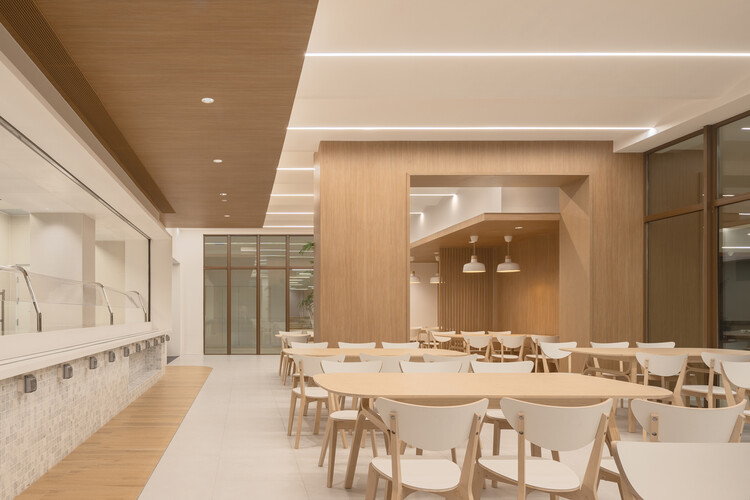 四川天府新区麓湖幼儿园（北区） / 天仝建筑 - 室内图, 餐厅, 木头, 椅子