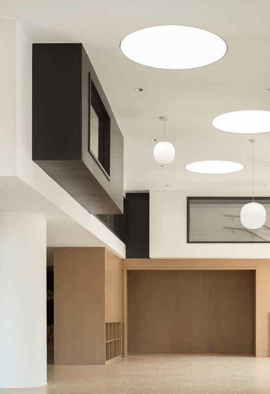 四川天府新区麓湖幼儿园（北区） / 天仝建筑 - 室内图, 灯, 玻璃, 椅子