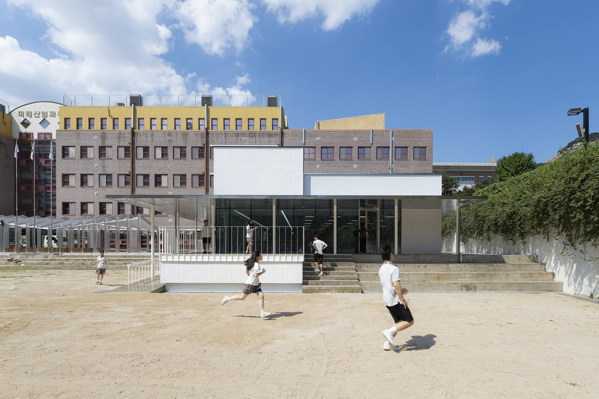 Mirae High School of Science & Technology Cafeteria Extension / Bare Ground Architects