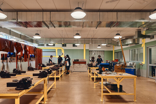 Espaços de Aprendizagem Técnica da Escola de Karratha / iredale pedersen hook architects - Fotografia de Interiores, Iluminação, Cadeira