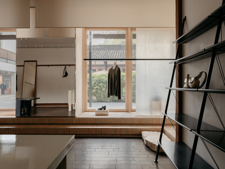 Lemaire 成都精品店 / F.O.G. Architecture - 室内图, 厨房, 木头, 灯, 玻璃