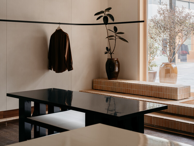 Lemaire 成都精品店 / F.O.G. Architecture - 室内图, 壁橱, 木头, 灯, 玻璃