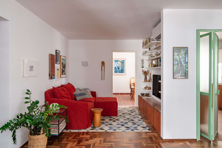 Apartamento André Fernandes / João Marujo + Orlando Naj - Fotografia de Interiores, Sala de Estar, Sofá, Madeira, Iluminação, Mesa, Cadeira