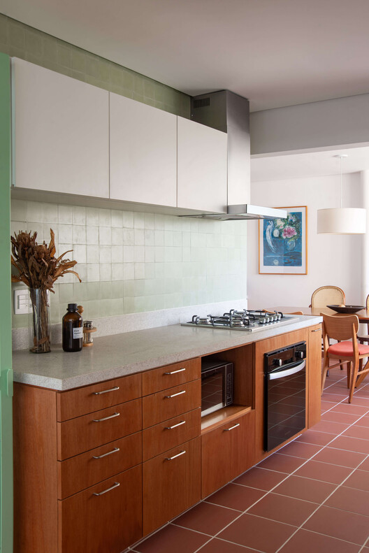 Apartamento André Fernandes / João Marujo + Orlando Naj - Fotografia de Interiores, Cozinha, Bancada, Madeira, Iluminação