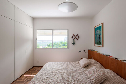 Apartamento André Fernandes / João Marujo + Orlando Naj - Fotografia de Interiores, Dormitório, Cama, Madeira, Iluminação